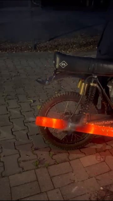 слегка теплый глушитель.