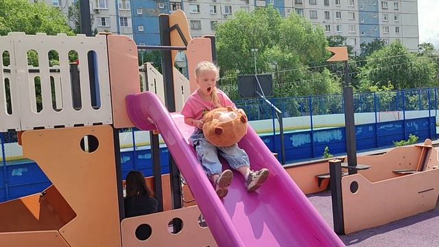 Алисия.. Капибара, новая игрушка.. июнь 2025 г... детская площадка...