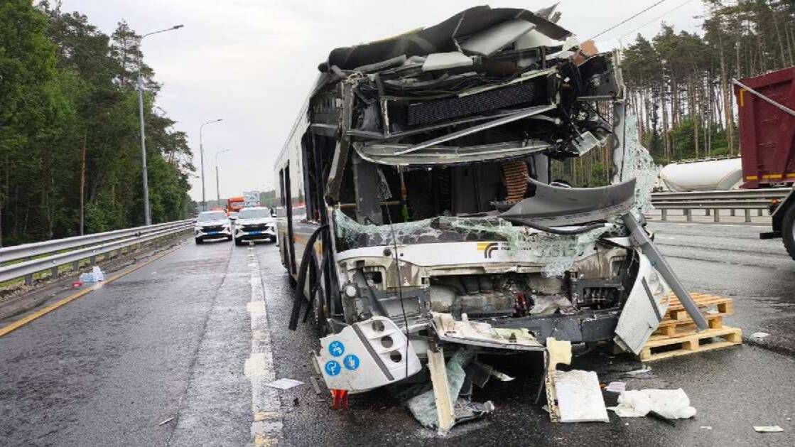 РЕН ТВ публикует кадры последствий ДТП с автобусом в Подмосковье