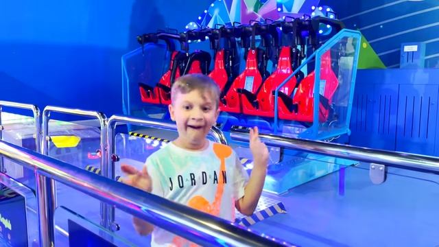 Диана и Рома Диана и Роман учатся летать крытым рейсом с iFly Dubai!