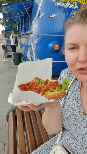 Уличный мукбанг. Датский хот дог