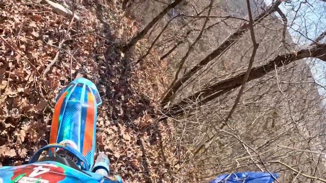 Разбежавшись прыгнув со скалы. Сумашедший спуск в эндуро от квадро93