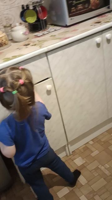 Костя и Настя вытирают пыль video_20250613_145127
