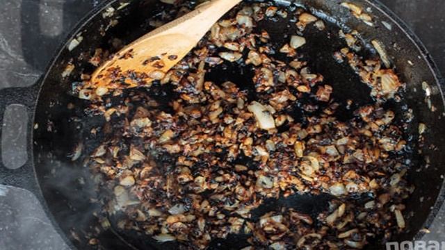 Чечевица черная на сковороде