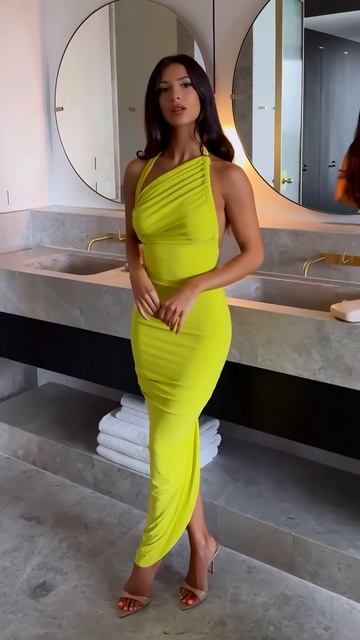 Lw6i8j_buqY - Fancy green backless tight dress for a dinner date #fashion #style #outfit #shorts