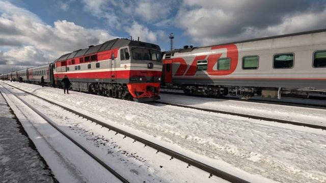 Тепловоз ТЭП70-0560 с пассажирским поездом 022 Лабытнанги-Москва по ст. Микунь
