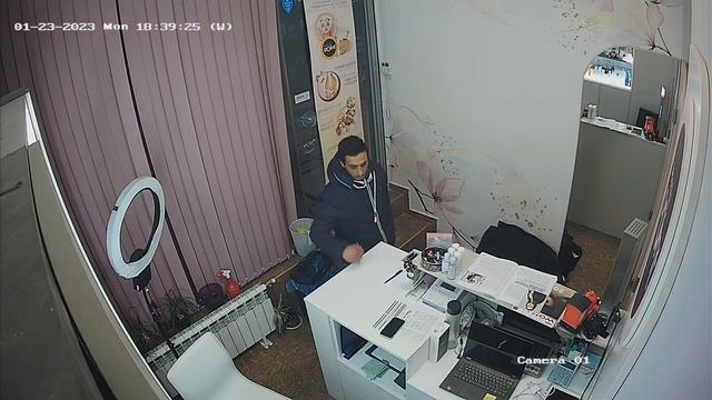 Нагла кражба в София: Мъж избяга с телефон от козметич?