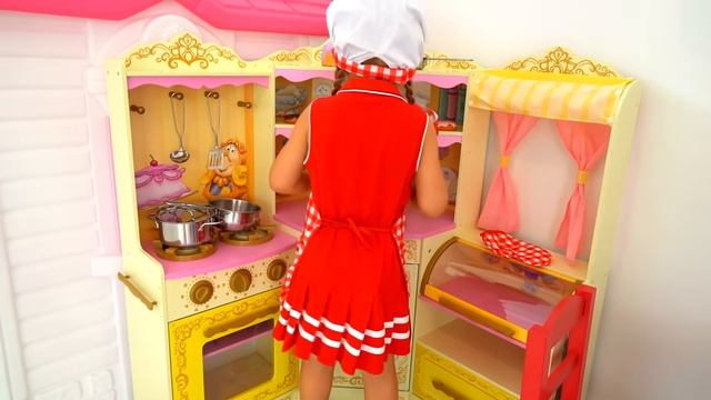 Диана и Рома Диана делает вид, что Готовит с помощью милых кухонных игрушек