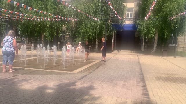 Тоцкое. Фонтан, развлечение для детей и взрослых.
