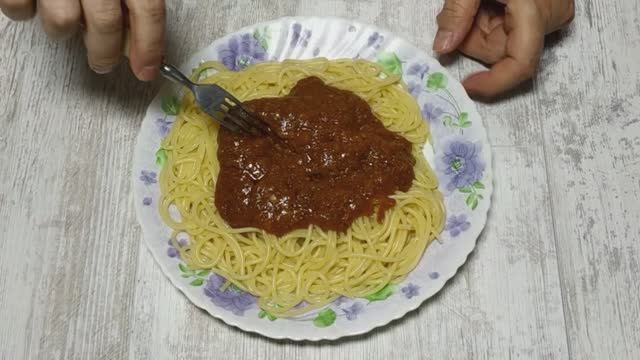 🍝 ИДЕАЛЬНЫЕ СПАГЕТТИ за 9 МИНУТ с БЫСТРЫМ СОУСОМ ПЕСТО, ЧЕСНОКОМ и ТОМАТАМИ 🍅 (Проще некуда!)