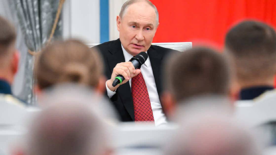 Путин провел встречу с участниками программы "Время героев" в Кремле