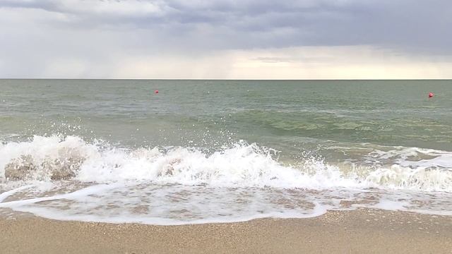 Морские волны на пляже