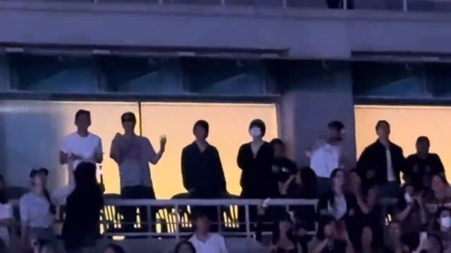 BTS  танцуют под Baepsae на концерте Хосока 20250613 뱁새