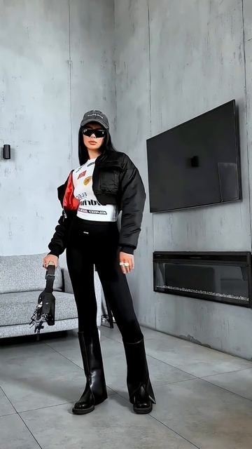 aTQukG2Z3F8 - This girl looks stunning in these outfits #shorts
