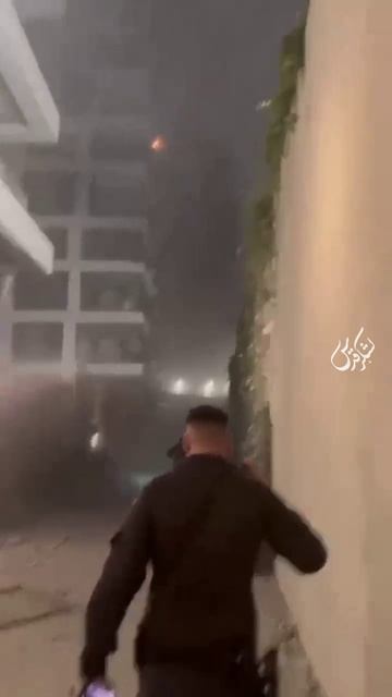 Одно из пораженных зданий в Тель-Авиве.