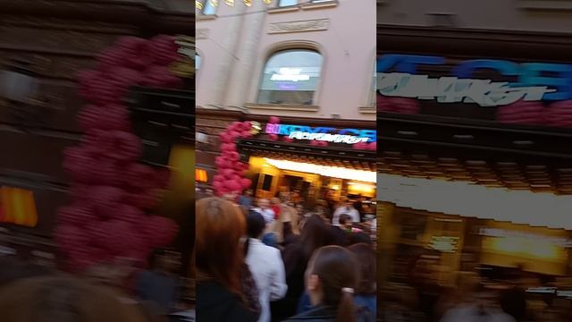 День России.Николькая улица Москва. Праздничная пешеходная популярная улица, уличные музыканты, кафе