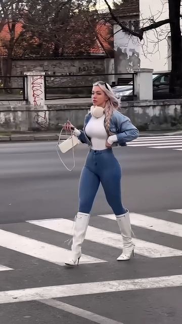 ZnybrMlQe-c - These Fit Jeans look beautiful on this girl #shorts