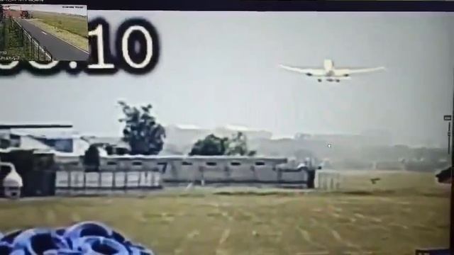 В Индии разбился пассажирский самолёт, на борту которого находились 242 человека
