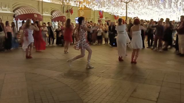 Шикарный танец  девушек рядом с ГУМ в Москве 2024