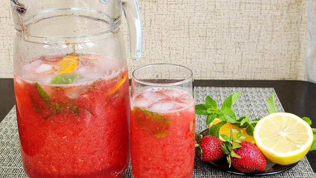 Освежающий клубничный лимонад.