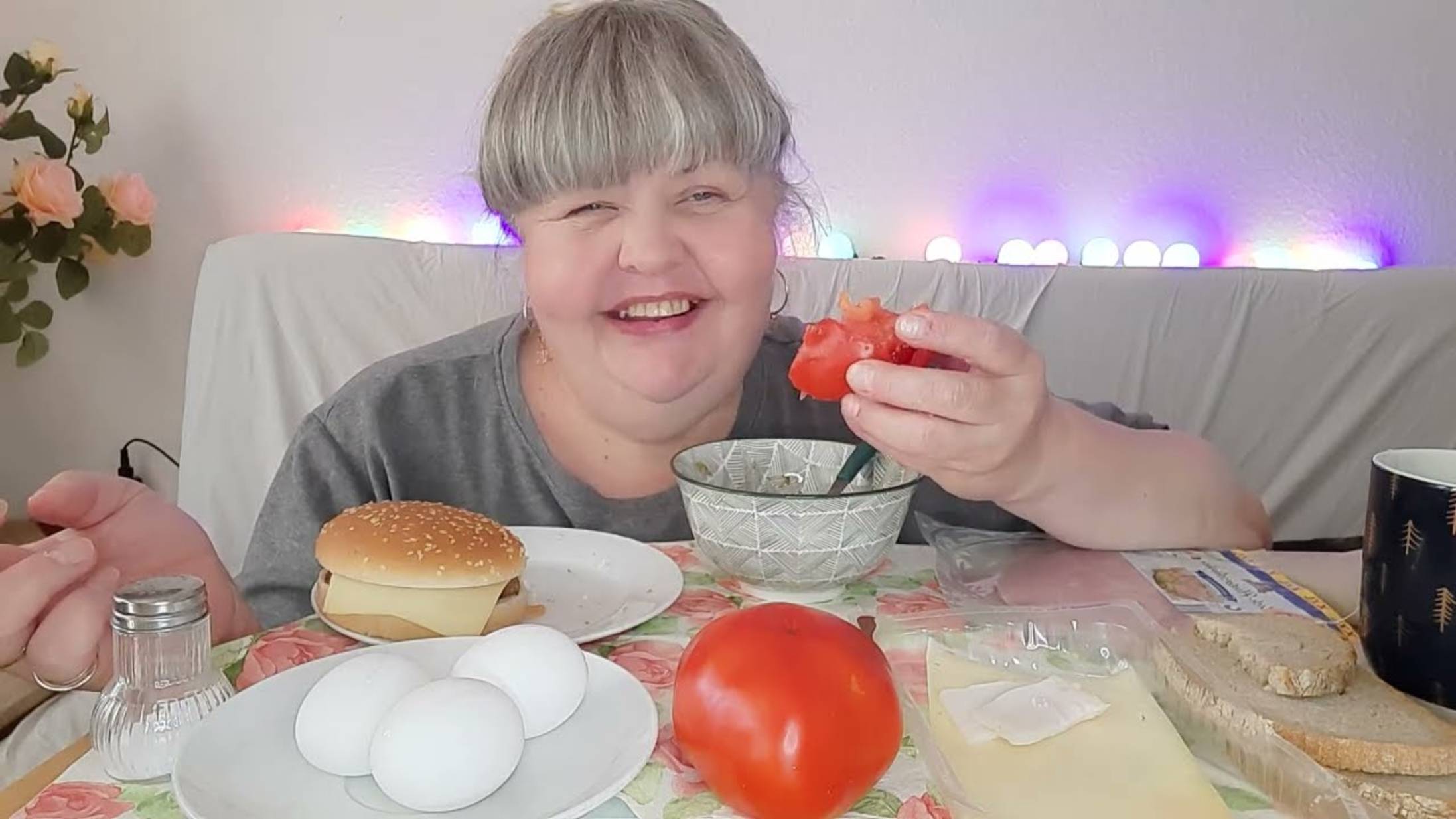 Юля Стар. МУКБАНГ-ДВА🍔 БУРГЕРА🍔