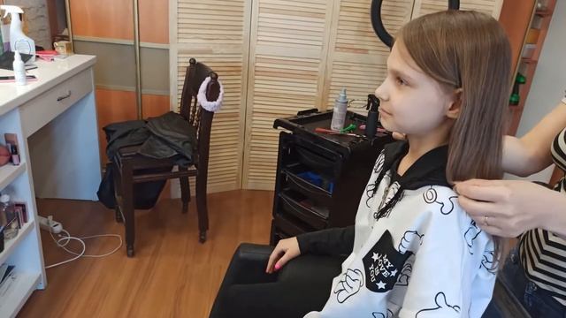 Маникюр и причёска.