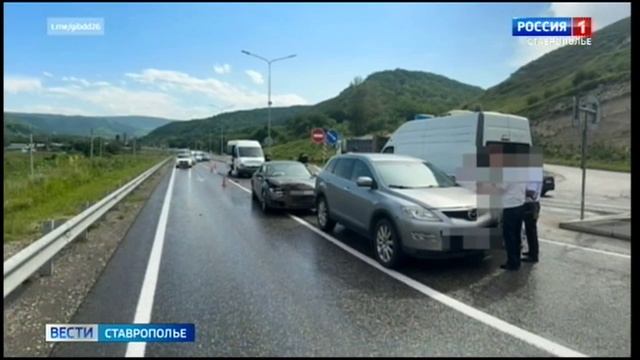 При столкновении трех автомобилей на Ставрополье пострадала девушка-подросток