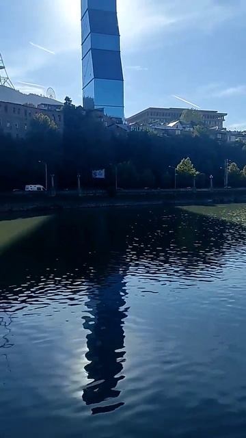 Река Кура в Тбилиси, небоскреб и перекресток