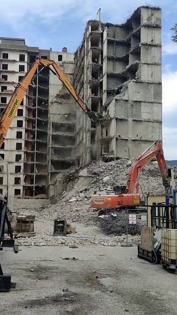 Ломать не строить. Снос незаконно построенного объекта в Геленджике #геленджик #демонтаж