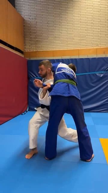 A preparatory exercise for power throws in the form of uchi-komi #judo #kataguma #uranage #jiujitsu