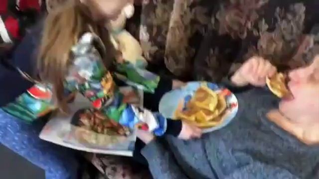 "ПОБЕГ ОТ ЭТО МОЕ - СОНЯ ПАПА ЧИПСЫ ПОНЧИКИ ПИЦЦА