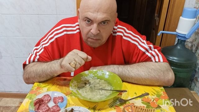 Мукбанг. Лапша, дорогая колбаса, баклажаны и соленые грибочки. Как КГБ предателя в СССР заманил.