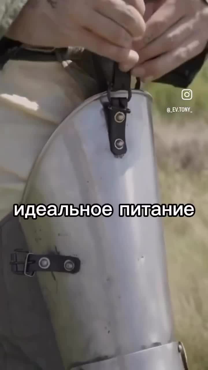 Рыцарь надевает доспехи кольчугу шлем и лежит со стрелой в голове