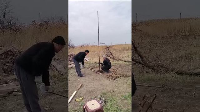 Процесс бурения скважины для воды.