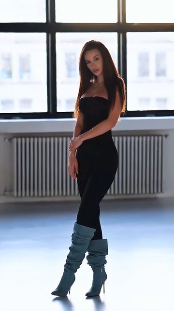 UJs_3cuad9M - Gorgeous model in a black tight jumpsuit： Street style outfit #fashion  #style #outfit
