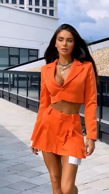 Jz01Ki1AiIE - She looks gorgeous in these outfits #shorts