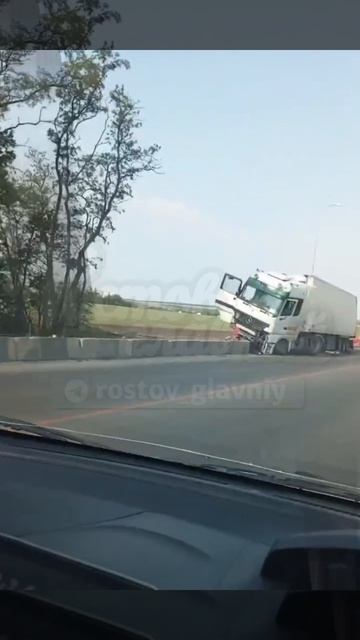ПРОТАРАНИЛА ОТБОЙНИК: фура залетела на отбойник на Северном обходе. 😱