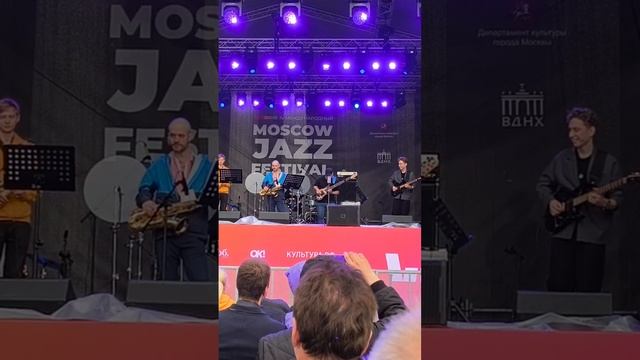 Немного посолировал сегодня на @moscowjazzfestival на своём басу Dingwall ABZ Custom. Сцена на ВДНХ