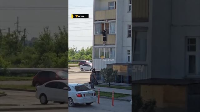 В Новосибирске мальчик едва не упал с третьего этажа