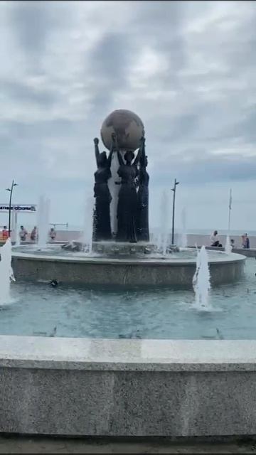Фонтан на набережной в Сочи