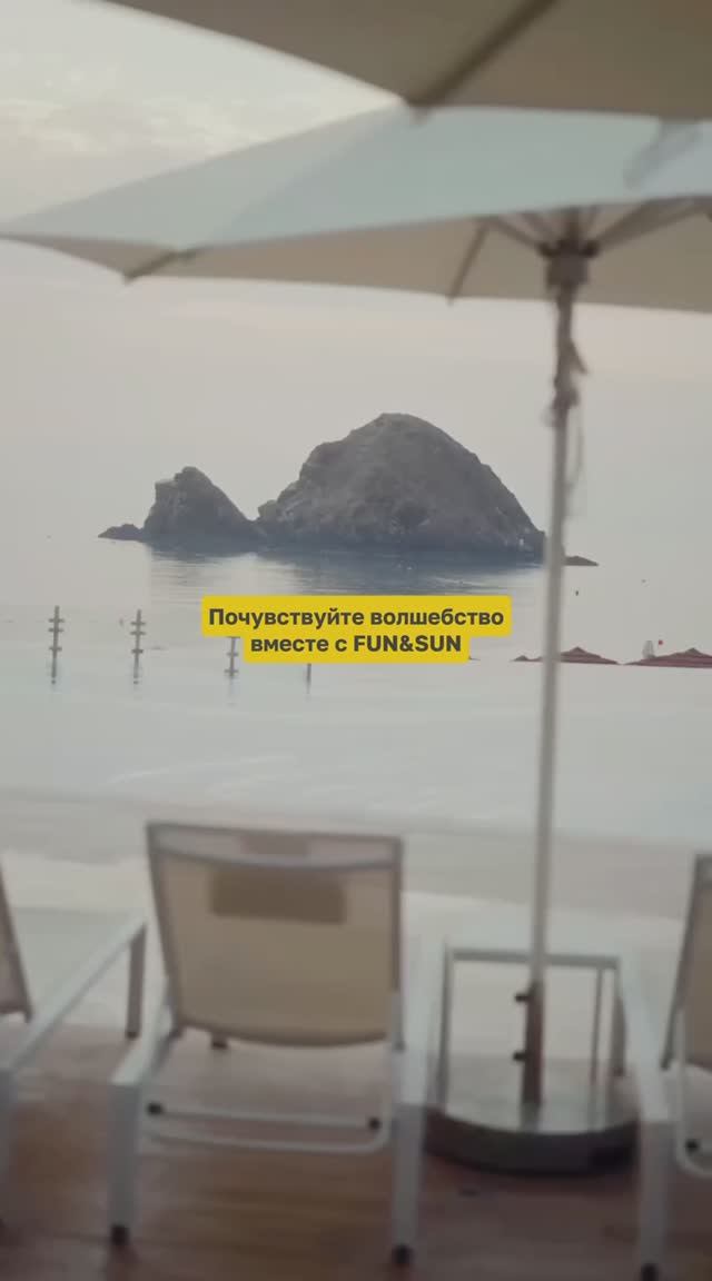 Гости отеля Royal M Al Aqah Beach Resort by Gewan 5* (ОАЭ) купаются в мерцающем море