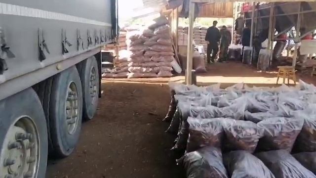 Погрузка коры лиственницы на Новокузнецк с производственной площадки Кора Сибири в Усть-Илимске