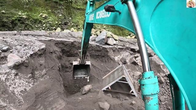 Строительство, экскаватор копает чёрный песок