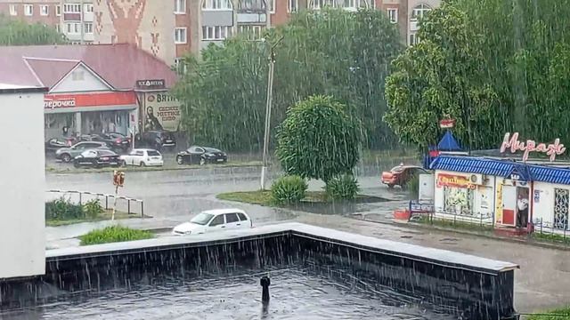 В ВЯТСКИХ ПОЛЯНАХ НАЧАЛСЯ ДОЖДЬ