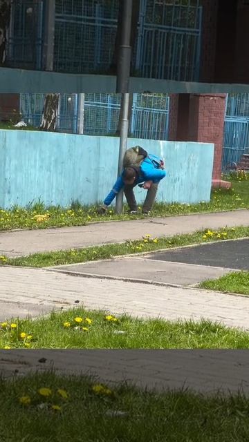 Неравнодушный мужчина проверяет правильно ли установлен столб))