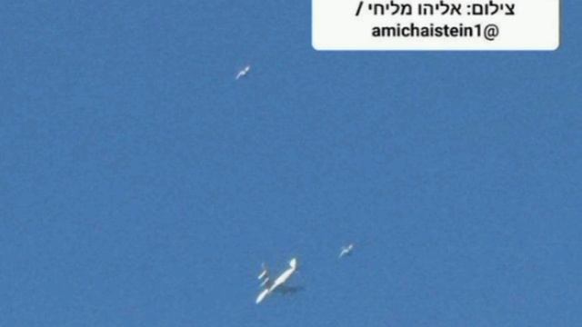 Фото самолёта Нетаньяху, улетающего в неизвестном направлении в сопровождении двух истребителей.