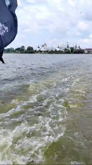 Вид на Ростовский Кремль с озера Неро 2024