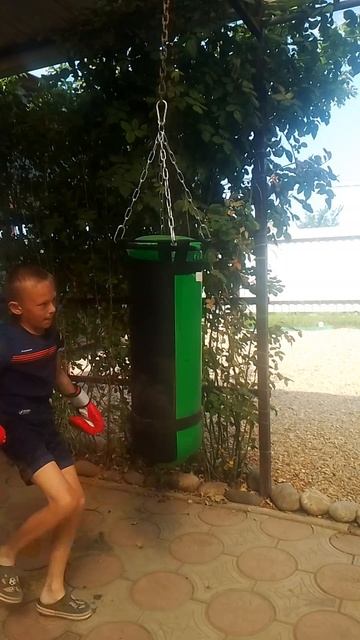 побил грушу