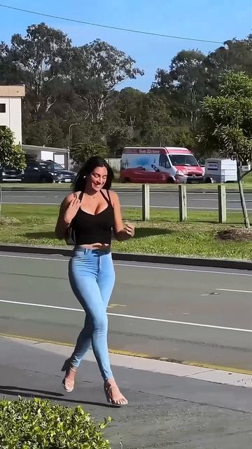 UVYb35Cgn3c - These Fit Jeans look beautiful on this girl #shorts