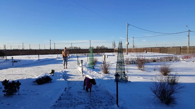 Чищу двор лопатой...